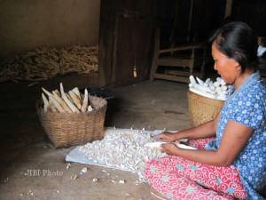 Warga Pracimantoro tengah mengupas singkong untuk membuat tiwul (Tika Sekar Arum/JIBI/Solopos)