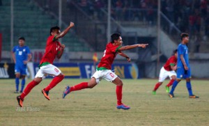 Kapten tim nasional Indonesia, Evan Dimas Darmono (6) meluapkan kegembiraan usai mencetak gol ke gawang timnas Thailand dalam pertandingan kualifikasi grup B AFF U-19 Championship 2013 di Gelora Delta Sidoarjo, Jatim, Senin (16/9/2013).